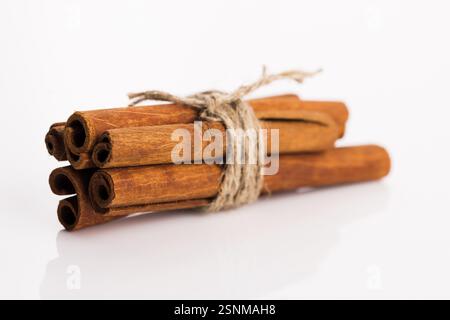 Zimtstangen auf weiß Stockfoto