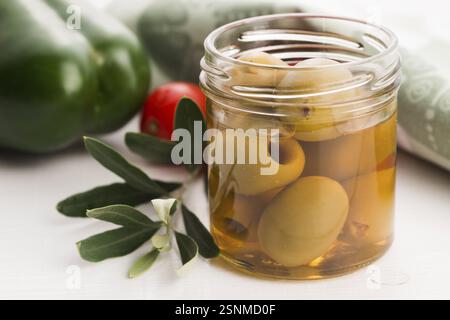 Eingelegte Oliven und Olivenzweig Stockfoto