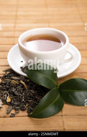 Eine Tasse grüner Tee mit freien Blättern, lodz, polen Stockfoto