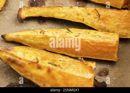 Portion frisch gebackene Süßkartoffelscheiben, lodz, polen Stockfoto