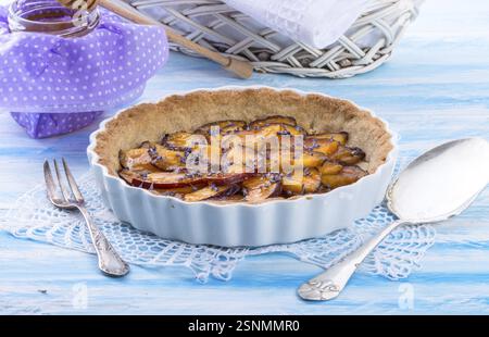 Nektarinentorte mit Lavendel und Honig Stockfoto