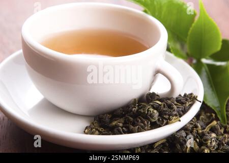 Tasse grüner Tee mit freien Blättern, lodz, polen Stockfoto