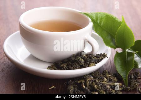 Tasse grüner Tee mit freien Blättern, lodz, polen Stockfoto