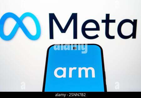 ARM Holdings Logo auf dem Smartphone und Meta Platforms Logo auf dem unscharfen Hintergrund. Konzept für die Zusammenarbeit von ARM Company mit Meta-Plattformen. Stockfoto