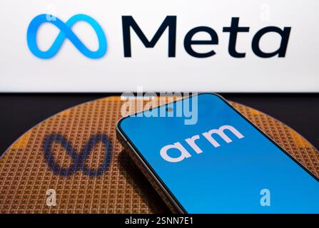 ARM Holdings Logo auf dem Smartphone, das auf einem Halbleiterwafer mit Chips und Meta Platforms Logo auf dem Hintergrund platziert wird. Stafford, Vereinigtes Königreich Stockfoto