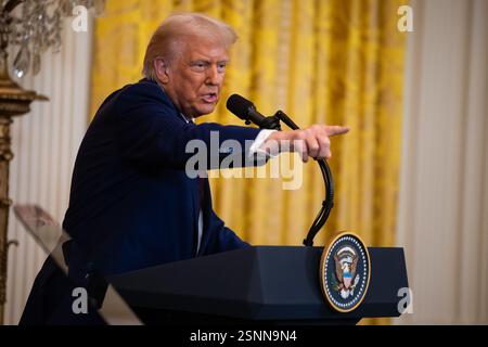 Washington, Usa. Februar 2025. Präsident Donald Trump spricht während einer Pressekonferenz im East Room des Weißen Hauses in Washington, DC am Donnerstag, den 13. Februar 2025. Foto: Francis Chung/UPI Credit: UPI/Alamy Live News Stockfoto