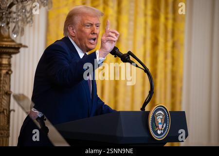 Washington, Usa. Februar 2025. Präsident Donald Trump spricht während einer Pressekonferenz im East Room des Weißen Hauses in Washington, DC am Donnerstag, den 13. Februar 2025. Foto: Francis Chung/UPI Credit: UPI/Alamy Live News Stockfoto