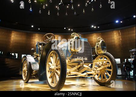 Mercedes-Benz Vintage im Mercedes-Benz Museum, Deutschland, München. Glänzendes Chrom und klassisches Design spiegeln das Wesen des Automobilhochs wider Stockfoto