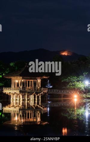Nara Daimonji Okuribi Feuerwerk Sagi-ike und Ukimidou Nara Stadt, Präfektur Nara Stockfoto