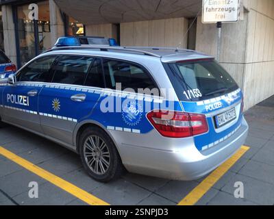 Mercedes-Benz E-Klasse Polizeiauto auf Münchener Straße geparkt, Schild Einsatzfahrzeuge vorhanden im Hintergrund sichtbar. Deutsches Polizeifahrzeug symbolisiert Stockfoto
