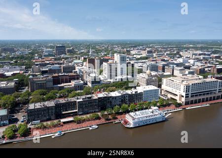 Blick aus der Vogelperspektive auf die Altstadt von Savannah Georgia, gelegen am Fluss an einem sonnigen Tag Stockfoto