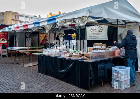 Der Marktstand im Freien bietet handwerkliche spanische Gerichte und Köstlichkeiten und zeigt lokale Händler in einem lebhaften städtischen Ambiente auf dem Cambridge Market. Stockfoto