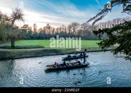 Touristen genießen es, an einem wunderschönen Tag entlang des Flusses Cam in Cambridge mit dem ruhigen Wasser den Himmel zu reflektieren Stockfoto