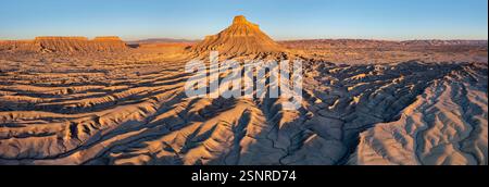 Panoramablick auf Factory Butte bei Sonnenaufgang mit der atemberaubenden geologischen Formation, die fast wie eine Kathedrale aus der erodierten A steigt Stockfoto