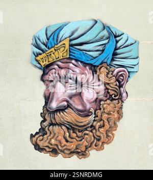 Ein wunderschönes Wandbild eines älteren Mannes, der einen blauen Turban trägt, gemalt an einer Wand eines Gebäudes in Jerusalem, Israel. Stockfoto