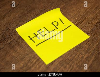 Hellgelbe Haftnotiz auf einer Holzoberfläche Stockfoto