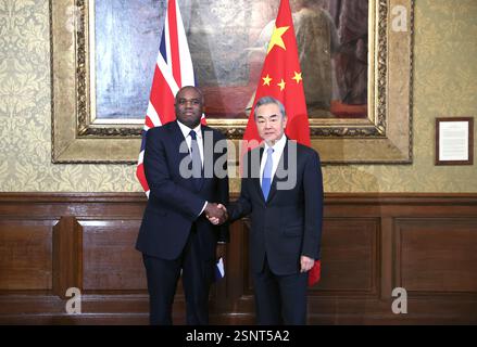 London, Großbritannien. Februar 2025. Der chinesische Außenminister Wang Yi, ebenfalls Mitglied des Politbüros des Zentralkomitees der Kommunistischen Partei Chinas, schüttelt am 13. Februar 2025 in London die Hand mit dem britischen Außenminister David Lammy. Wang führte am Donnerstag gemeinsam mit Lammy den 10. Strategischen Dialog zwischen China und Großbritannien. Quelle: Li Ying/Xinhua/Alamy Live News Stockfoto