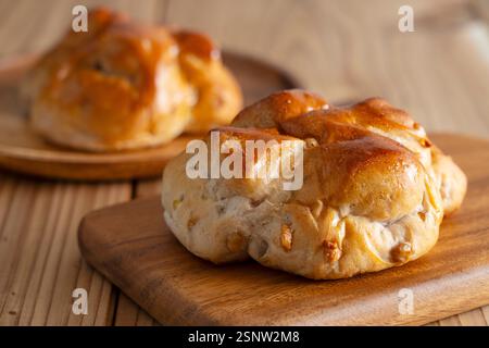Frisches Walnussbrot auf einer Holzfläche Stockfoto
