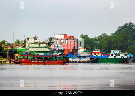 Farbenfrohe Boote legten am Mekong-Fluss an, Montag, 11. November 2024. Foto: David Rowland / One-Image.com Stockfoto