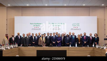 Paris, Frankreich. Februar 2025. Frankreichs Präsident Emmanuel Macron (13. L), Syriens Außenminister Asaad Hassan al-Shaibani (11. L) und Teilnehmer posieren für ein Familienfoto während der Internationalen Konferenz über Syrien am Donnerstag, den 13. Februar 2025, im Ministerkonferenzzentrum in Paris. Foto: Saudisches Außenministerium/UPI Credit: UPI/Alamy Live News Stockfoto