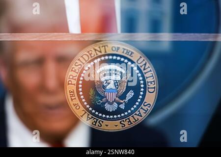 (ANMERKUNG DER REDAKTION: Dieses Bild wurde durch die Aufnahme eines Fernsehbildschirms mit Mehrfachbelichtung in der Kamera erstellt.) in dieser Fotoabbildung ist der US-Präsident Donald Trump in einer Rede im Weißen Haus zu sehen. US-Präsident Donald Trump sagte Reportern im Weißen Haus, er sehe "keine Chance", dass Russland dem Beitritt der Ukraine zur NATO zustimmen wird. Die russischen und US-Präsidenten Wladimir Putin und Donald Trump sprachen am 12. Februar telefonisch. Es war der erste offizielle Kontakt der Präsidenten seit Trump ins Weiße Haus zurückkehrte. Beide Seiten wiesen ihre Teams an, „sofort“ Verhandlungen aufzunehmen Stockfoto