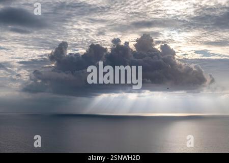 Sturmwolke über der Lagune von Mayotte – Regen umgeht die Insel, was ein wachsendes Problem für Grundwasser und lokale Wasseraufbereitung hervorhebt Stockfoto