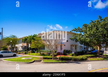 Miami Beach, FL, USA - 7. Februar 2025: Klassische Apartmenthäuser in Miami Beach Stockfoto