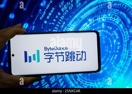 CHONGQING, CHINA - 14. FEBRUAR 2025 - eine Abbildung zeigt das ByteDance-Logo auf einem Smartphone mit Produktcode im Hintergrund in Chong Stockfoto