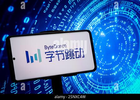 CHONGQING, CHINA - 14. FEBRUAR 2025 - eine Abbildung zeigt das ByteDance-Logo auf einem Smartphone mit Produktcode im Hintergrund in Chong Stockfoto
