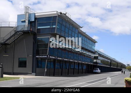 Die verlassene Boxengasse und die Glasgebäude der Formel-1-Rennstrecke Albert Park vor dem Großen Preis von Australien 2025 in Melbourne, Australien Stockfoto