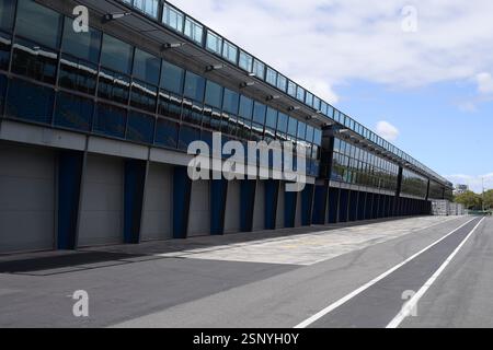 Die verlassenen Garagen in der Boxengasse und die Glasgebäude der Formel-1-Rennstrecke Albert Park vor dem Grand Prix von Australien 2025 in Melbourne, Australien Stockfoto