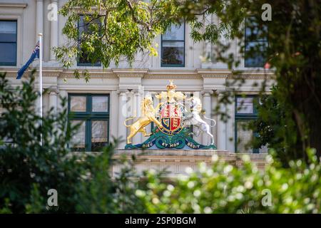 Goldener Löwe, silbernes Pferd, Schild, Wappen des britischen Monarchen mit dem Motto Dieu et MON droit, das über dem historischen Gebäudeeingang in Melbourne montiert ist Stockfoto