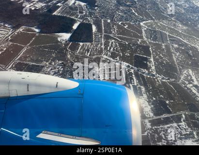Jet-Motor und Flügel werden während des Fluges über dem epe durch das Flugzeugfenster gesehen. Flugzeugmotor. Stockfoto
