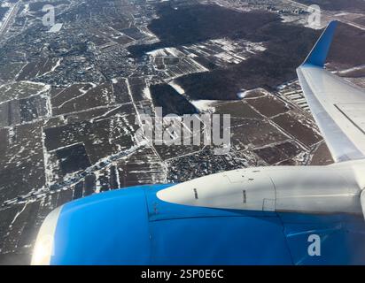 Jet-Motor und Flügel werden während des Fluges über dem epe durch das Flugzeugfenster gesehen. Flugzeugmotor. Stockfoto