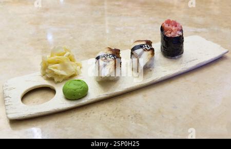 Nigiri-Sushi auf Marmorplatte. Leckeres Aal Nigiri Sushi. Stockfoto