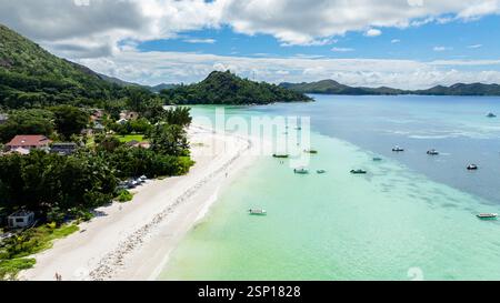 Tropischer Strand mit klarem, blauem Wasser und üppigen grünen Bäumen. Praslin, Seychellen. Stockfoto