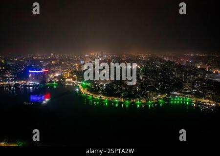 Ein atemberaubender nächtlicher Luftanblick auf das Hatirjheel-Projekt in Dhaka, Bangladesch, mit seinen beleuchteten Brücken und Wasserstraßen. Stockfoto