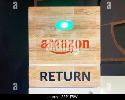 Amazon Return Sign am Amazon Return Kiosk in einem Geschäft. Nahaufnahme - Sunnyvale, Kalifornien, USA - 23. Januar 2025 Stockfoto