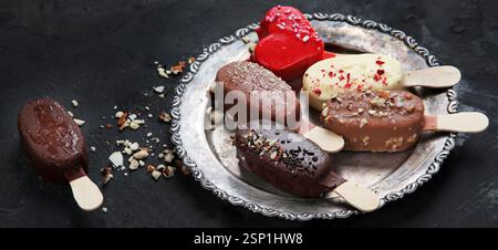 Eis-Sortiment auf dunklem Hintergrund. Stockfoto