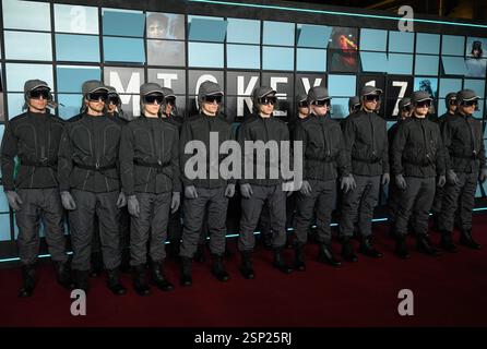 London, Großbritannien. Februar 2025. World Premiere von Mickey 17, Leicester Square, London, UK am 13. Februar 2025. Foto: Stuart Hardy/ABACAPRESS. COM Credit: Abaca Press/Alamy Live News Stockfoto