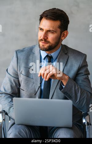 Glücklicher Geschäftsmann, Firmenangestellter, junger Unternehmer, lächelnder Geschäftsmann, der arbeitet Stockfoto
