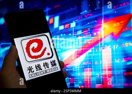 CHONGQING, CHINA - 14. FEBRUAR 2025 - eine Illustration zeigt das Enlight Media Logo auf einem Smartphone mit einem Aktienanstiegsdiagramm im Hintergrund Stockfoto