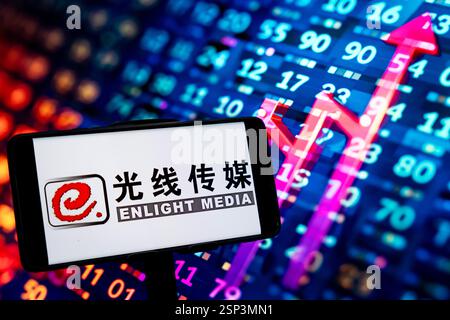 CHONGQING, CHINA - 14. FEBRUAR 2025 - eine Illustration zeigt das Enlight Media Logo auf einem Smartphone mit einem Aktienanstiegsdiagramm im Hintergrund Stockfoto