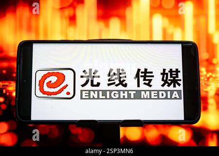 CHONGQING, CHINA - 14. FEBRUAR 2025 - eine Illustration zeigt das Enlight Media Logo auf einem Smartphone mit einem Aktienanstiegsdiagramm im Hintergrund Stockfoto