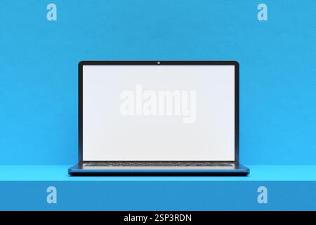 Schlankes Notebook mit leerem Bildschirm vor leuchtendem blauem Hintergrund, das Platz für das Design und die individuelle Anpassung bietet. 3D-Rendering Stockfoto