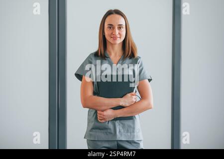 Frau, die im Studio steht. Stockfoto