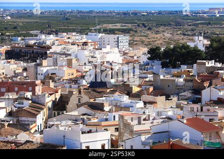 Panoramablick auf die Stadt Sagunto vom Schloss auf dem Berg Stockfoto