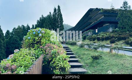 Das verlassene Monte Palace Hotel, in der Nähe des Aussichtspunkts Vista do Rei auf der São Miguel gelegen, sollte ein Luxusresort mit Blick auf Sete Cidades sein, aber Stockfoto