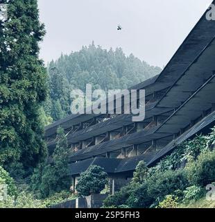 Das verlassene Monte Palace Hotel, in der Nähe des Aussichtspunkts Vista do Rei auf der São Miguel gelegen, sollte ein Luxusresort mit Blick auf Sete Cidades sein, aber Stockfoto