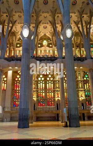 Barcelona Spanien - 22. April 2024 - Licht strömt durch Buntglasfenster in die Sagrada Familia in Barcelona Stockfoto